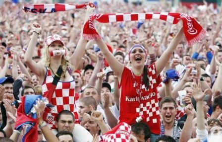 فرحة كرواتية بفوزها الباهر على ألمانيا العجوز،  وفي الاطار احد أهداف كرواتيا