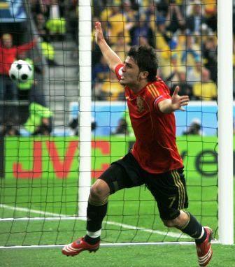 ديفيد بيا يحتفل باحرازه الهدف الثاني لاسبانيا في مرمى السويد