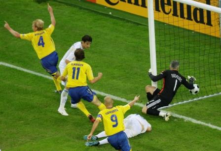 أحد هدفي السويد في شباك اليونان