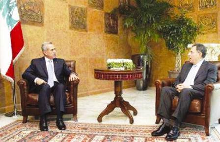 السنيورة خلال اجتماعه مع الرئيس اللبناني ميشال سليمان أمس