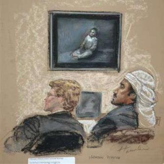 سائق بن لادن «إلى اليمين» في ر سم المحكمة العسكرية في جلسة 23 يوليو