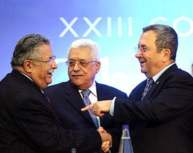 المصافحة التاريخية بين الطالباني وباراك وبينهما عباس