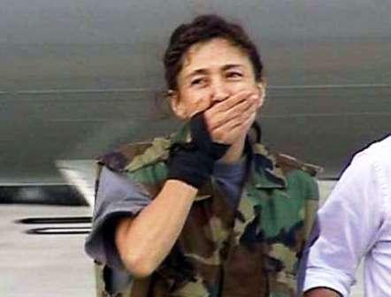 بيتانكور بعد هبوطها من الطائرة في مطار ببوجوتا