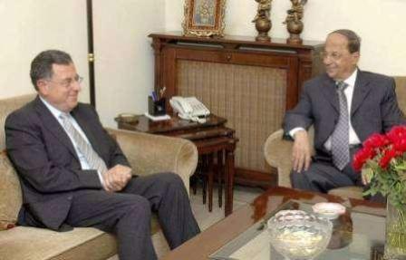 رئيس الوزراء اللبناني فؤاد السنيورة (إلى اليسار) أثناء اجتماعه مع الزعيم المعارض ميشال عون في لبنان أمس