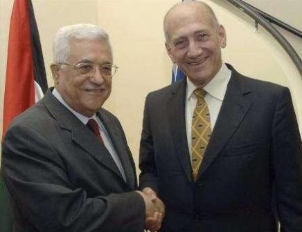 ايهود اولمرت يصافح الرئيس الفلسطيني محمود عباس خلال اجتماع في القدس يوم 6 اغسطس 2008