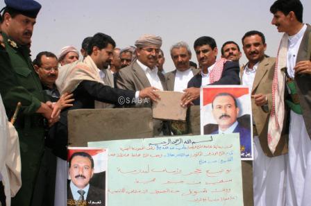 وزير الإدارة المحلية يضع حجر الأساس لمدرسة في صعدة