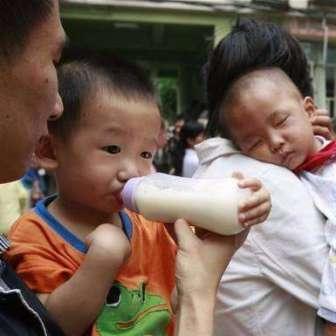 آباء يصطحبون أطفالهم لاجراء فحوص طبية بسبب مخاوف من الحليب ملوث في مستشفى في شينجدو باقليم سيشوان يوم السبت