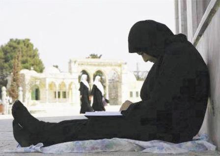 فلسطينية تقرأ القرآن خارج قبة الصخرة خلال شهر رمضان في مدينة القدس القديمة أمس  الأربعاء