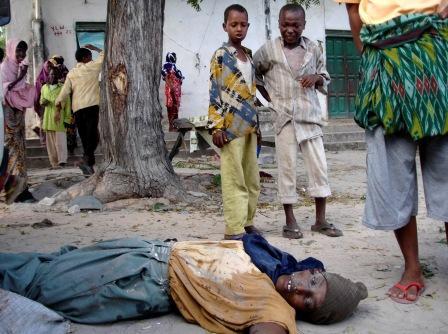 (جثة ملقاة على الأرض..مشهد يومي يتكرر في الصومال)