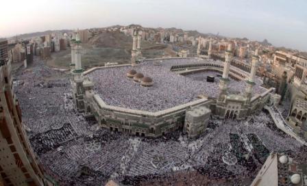 ملايين المصلين في المسجد الحرام في أواخر رمضان يوم أمس .