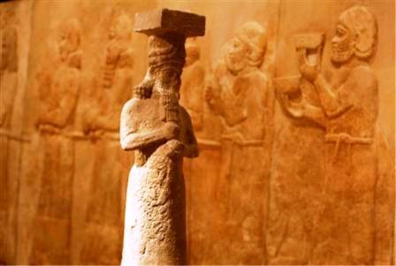 تمثال يعود للحضارة الاشورية معروض في المتحف الوطني العراقي في بغداد يوم 24 سبتمبر ايلول 2008.