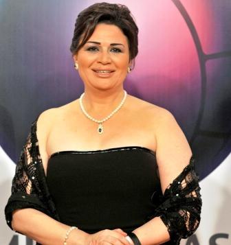 الفنانة المصرية الهام شاهين لدى وصولها أبوظبي في افتتاح مهرجان الأفلام العالمي للشرق الأوسط يوم أمس.