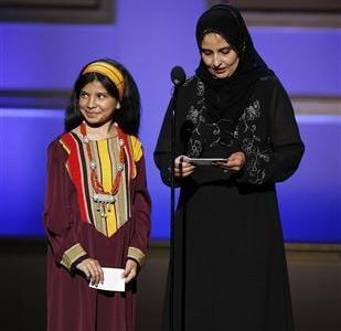 الطفلة نجود مع محاميتها شذا ناصر لدى تلقيها الجائزة أول أمس