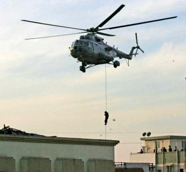 قوات خاصة هندية تنقل جوا إلى سطح أحد المباني التي يتحصن بها المسلحون في مومباي أمس الجمعة