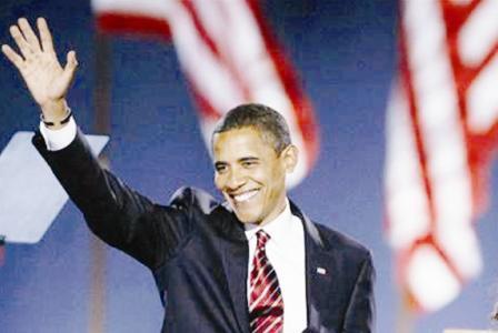 الرئيس الأمريكي المنتخب باراك اوباما يلوح لحشد من أنصاره في شيكاجو أمس الأول الثلاثاء