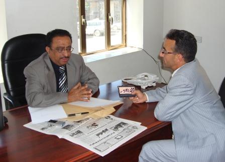 الزميل عبدالله بشر يحاور رئيس التحرير في مكتبه بفرع المؤسسة في العاصمة صنعاء.