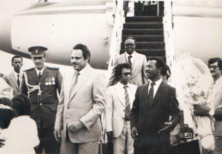 وخلف الرئيس علي ناصر محمد والرئيس الاثيوبي  «مانغستو هيلا مريام» في إحدى الزيارات الرسمية لأثيوبيا