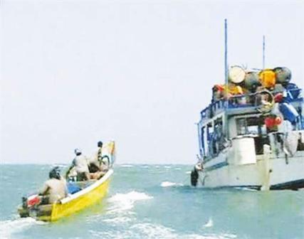 لقطة تلفزيونية لقراصنة على ظهر زورق سريع بقرب مركبهم الرئيسي بالمياه الإقليمية الصومالية