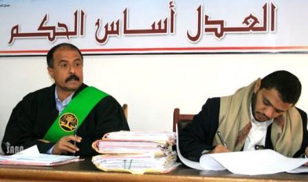 القاضي علوان رئيس المحكمة الجزائية المتخصصة أثناء الجلسة