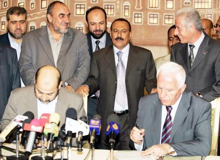التوقيع على إعلان صنعاء بين حركتي فتح وحماس (ارشيف)