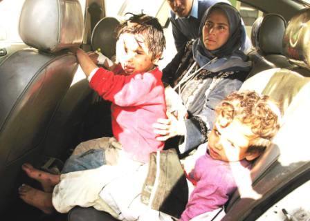 عائلة فلسطينية خارجة من مجمع الشفاء الصحي بغزة بعد معالجة أطفالها من آثار القذائف الإسرائيلية