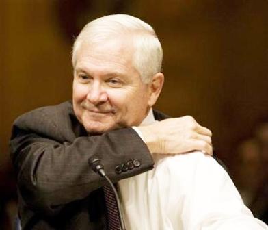 روبرت جيتس لدى انتظاره التحدث أمام لجنة القوات المسلحة بمجلس الشيوخ الأمريكي أمس الثلاثاء