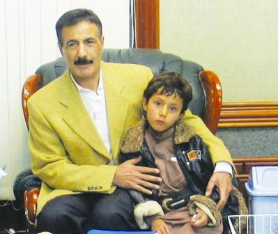 وزير الداخلية يحتضن الطفل المفرج عنه علي العديني