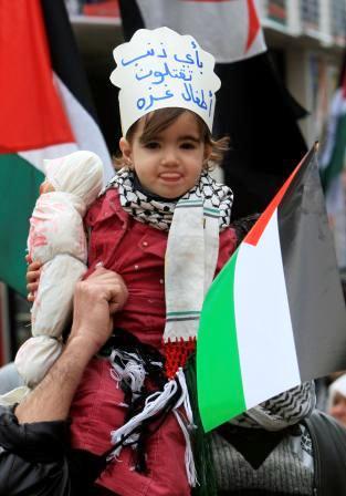 طفلة فلسطينية في مخيم البراجنة للاجئين تشارك في مسيرة تضامنية يوم أمس ببيروت ضد العدوان الإسرائيلي على أهالي غزة.