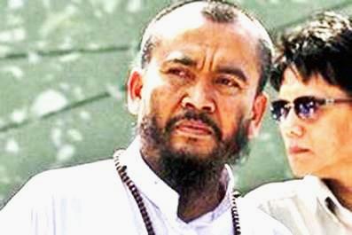 رجل الدين الإندونيسي خلال توقيفه