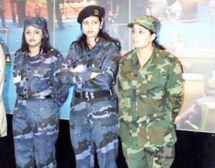 صورة أرشيفية لليبيات من أفراد قوات الأمن مناوبات في افتتاح قمة افريقية طارئة في سرت بليبيا