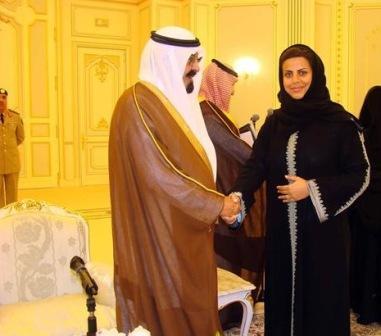 خادم الحرمين الشريفين الملك عبدالله يصافح ندى العتيقي