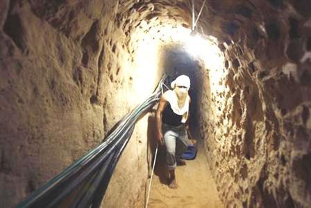 فلسطيني يمر عبر نفق للتهريب أسفل الحدود بين مصر وقطاع غزة