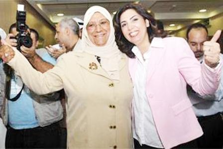 معصومة المبارك ( إلى اليسار )التي دخلت التاريخ عندما أصبحت في 2005 أول وزيرة في الكويت