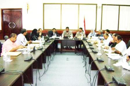 الجفري أثناء ترؤسه أعمال الدورة الاعتيادية لمحلي عدن أمس