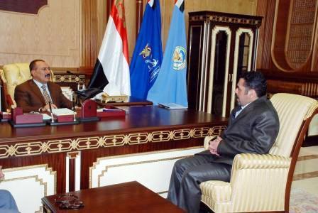 رئيس الجمهورية أثناء استقباله سمير القنطار أمس