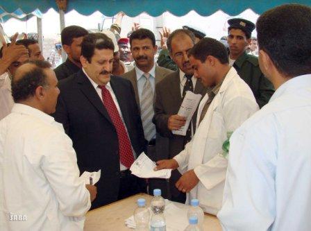 وزير الصحة خلال تفقده  المخيم الطبي في ابين