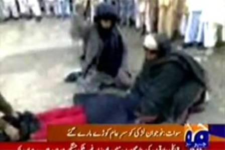 مشهد من الفيديو تظهر فيه الفتاة ممددة على الأرض