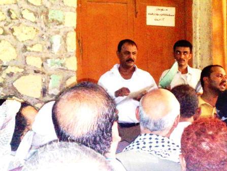 مدير مصلحة اراضي عدن  مع المواطنين يوم أمس