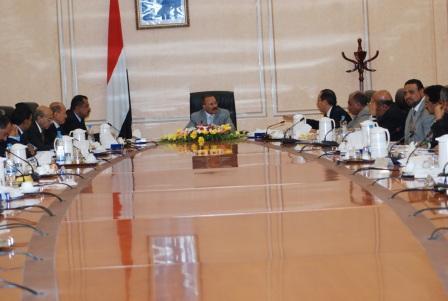 رئيس الجمهورية لدى حضوره الاجتماع  الاستثنائي لمجلس الوزرراء أمس