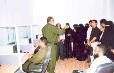 عدد من الزائرين في أمن عدن