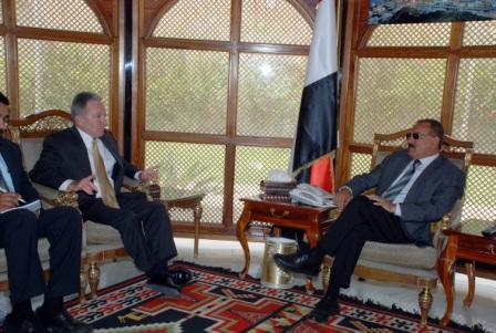 .. ويستقبل السفير الامريكي