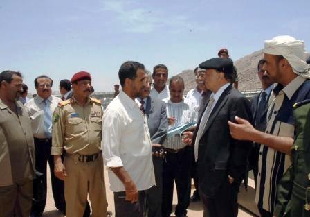 نائب الرئيس يطلع على سير العمل في المرافق والمنشآت الصناعية في أبين (أمس)