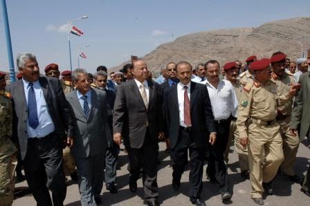 نائب الرئيس يتفقد عدداً من المشاريع الخدمية والتنموية في تعز