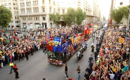 موكب فريق برشلونة خلال تجوله في شوارع برشلونة