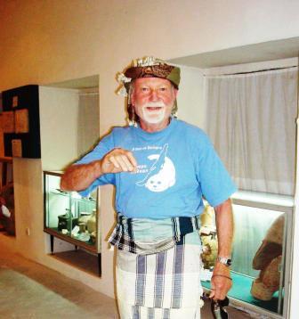 أحد السياح اليونانيين يؤدي رقصة يمنية