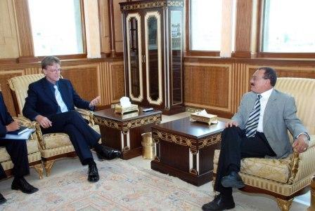 أثناء استقبال الرئيس للمدير التنفيذي لـ (إيفس) باليمن السيد / بيتر وليام /