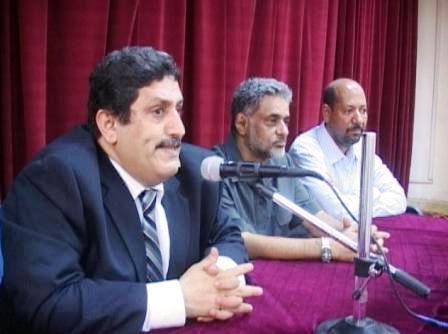 د. راصع اثناء حديثه في اللقاء التشاوري لموظفي وعاملي القطاع الصحي بمحافظة لحج أمس