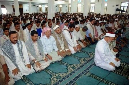 نائب رئيس الجمهورية يؤدي صلاة الجمعة في جامع الخير بمدينة خور مكسر بمحافظة عدن