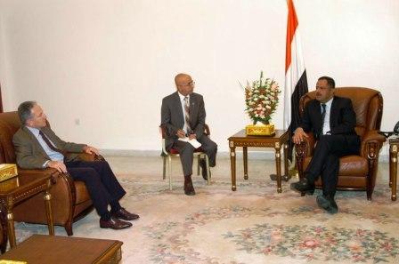 د. مجور اثناء استقباله السفير الأمريكي أمس