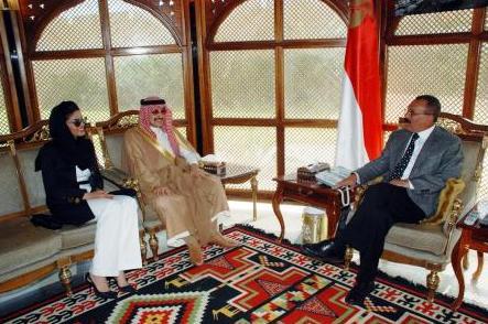 الرئيس اثناء استقباله الأمير الوليد بن طلال والوفد المرافق له أمس